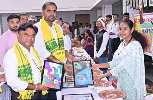 जनजातीय कारीगरों के हुनर को मिलेगा व्यापक बाजार, 20 कलाकारों एवं कारीगरों ने लगाए स्टॉल जनजातीय कारीगरों के हुनर को मिलेगा व्यापक बाजार, 20 कलाकारों एवं कारीगरों ने लगाए स्टॉल