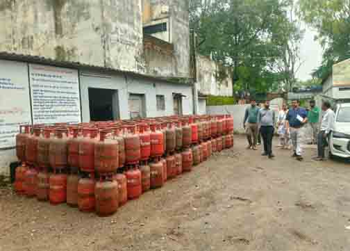 बालाजी गैस एजेंसी में बड़ी कार्रवाई, 412 भरे सिलेंडर कम मिले बालाजी गैस एजेंसी में बड़ी कार्रवाई, 412 भरे सिलेंडर कम मिले