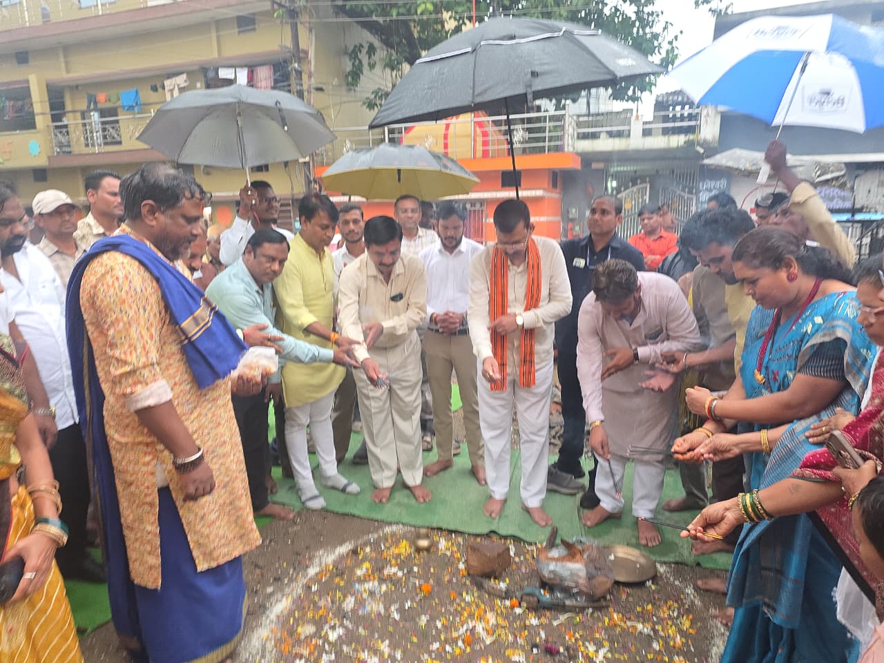 रायपुर ग्रामीण विधायक मोतीलाल साहू ने भूमिपूजन कर नागरिकों को दी सौगात रायपुर ग्रामीण विधायक मोतीलाल साहू ने भूमिपूजन कर नागरिकों को दी सौगात