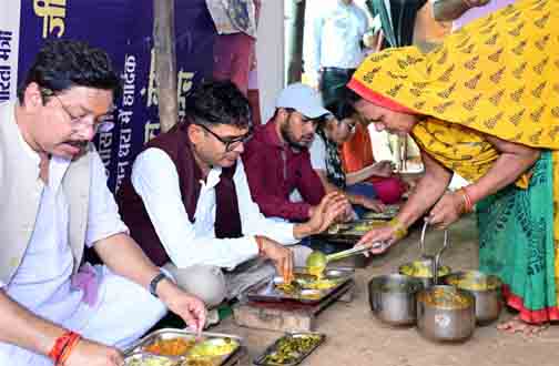 अपनों के बीच जमीन पर बैठकर देसी स्वाद का आनंद, वित्त मंत्री ओपी चौधरी ने कहा—यही हमारी संस्कृति की असली पहचान अपनों के बीच जमीन पर बैठकर देसी स्वाद का आनंद, वित्त मंत्री ओपी चौधरी ने कहा—यही हमारी संस्कृति की असली पहचान