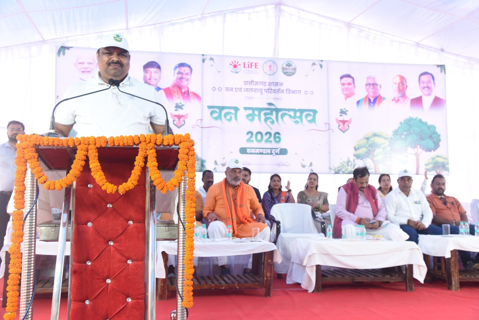 बोरसीभाठा में वन महोत्सव 2026 का भव्य आयोजन, 12 हेक्टेयर में रोपे गए 3,500 पौधे बोरसीभाठा में वन महोत्सव 2026 का भव्य आयोजन, 12 हेक्टेयर में रोपे गए 3,500 पौधे