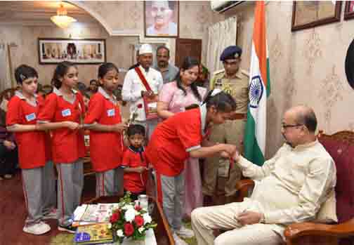 लोक भवन में गूंजा अपनत्व का संदेश, दिव्यांग बच्चों ने राज्यपाल रमेन डेका को बांधा रक्षा सूत्र लोक भवन में गूंजा अपनत्व का संदेश, दिव्यांग बच्चों ने राज्यपाल रमेन डेका को बांधा रक्षा सूत्र
