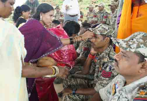हिंसा छोड़ मुख्यधारा में लौटीं बहनों ने DRG जवानों की कलाई पर बांधी राखी हिंसा छोड़ मुख्यधारा में लौटीं बहनों ने DRG जवानों की कलाई पर बांधी राखी