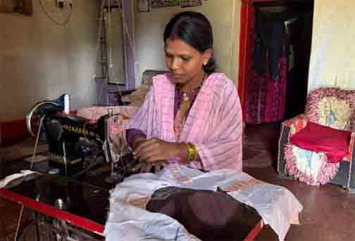 महतारी वंदन योजना से मिली आर्थिक संबल की ताकत, बचत से खरीदी सिलाई मशीन महतारी वंदन योजना से मिली आर्थिक संबल की ताकत, बचत से खरीदी सिलाई मशीन