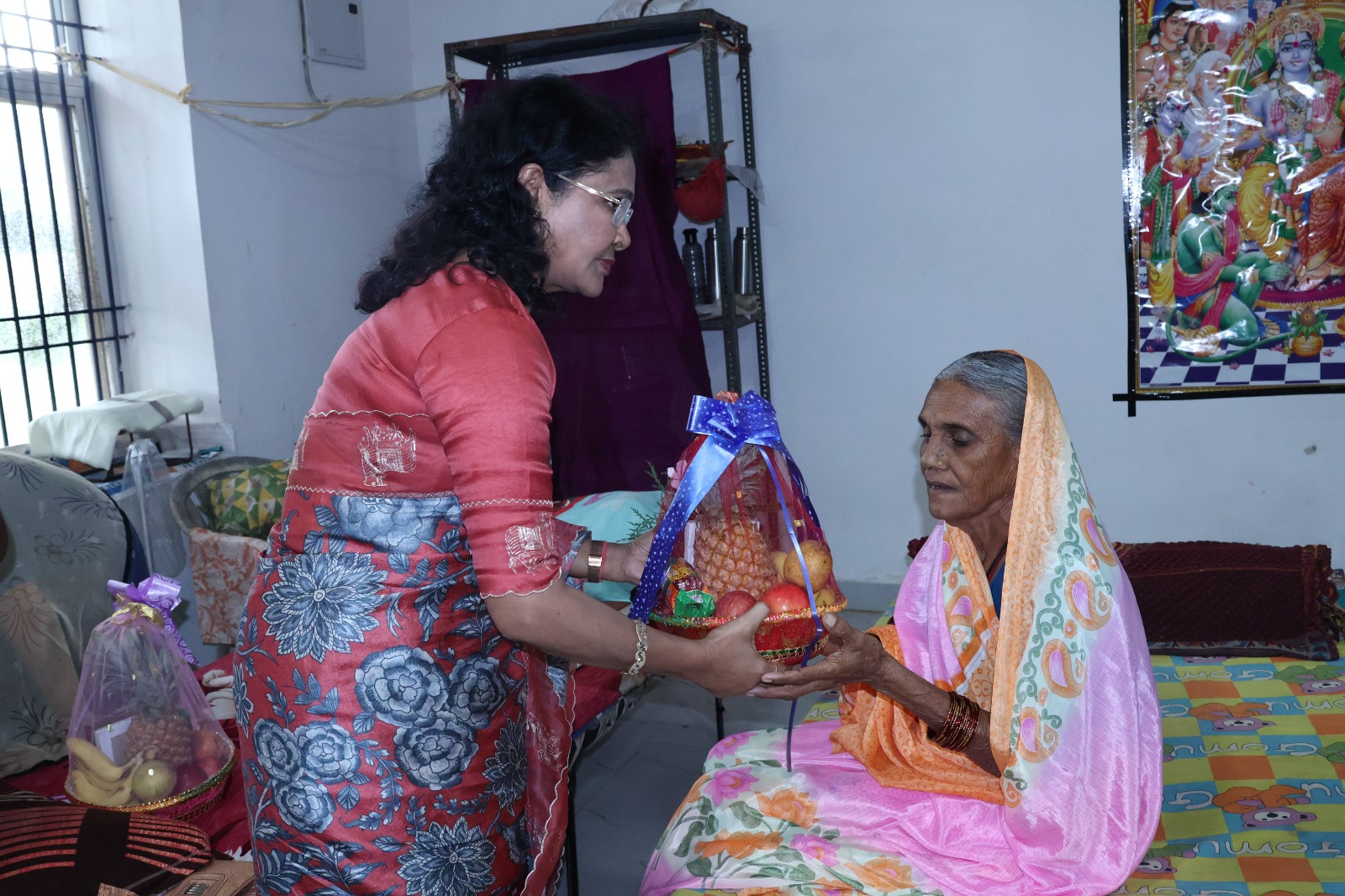 कलेक्टर दिव्या उमेश मिश्रा ने वृद्धाश्रम में बुजुर्गों के साथ मनाया अपना जन्मदिन कलेक्टर दिव्या उमेश मिश्रा ने वृद्धाश्रम में बुजुर्गों के साथ मनाया अपना जन्मदिन