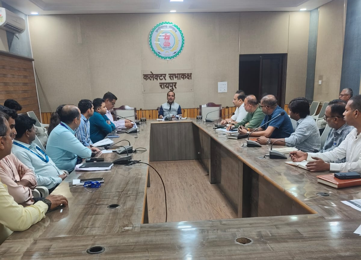कलेक्टर डॉ. गौरव सिंह ने ली प्रधानमंत्री सूर्यघर योजना की समीक्षा बैठक कलेक्टर डॉ. गौरव सिंह ने ली प्रधानमंत्री सूर्यघर योजना की समीक्षा बैठक