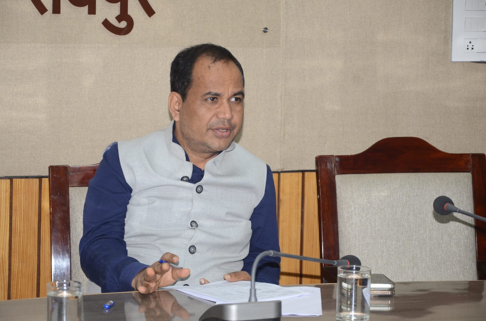 कलेक्टर डॉ. गौरव सिंह ने ली राजस्व अधिकारियों की समीक्षा बैठक कलेक्टर डॉ. गौरव सिंह ने ली राजस्व अधिकारियों की समीक्षा बैठक