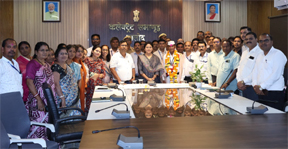 कलेक्टर मिश्रा ने कर्मचारी नरोत्तम सिंह को अवकाश नगदीकरण एवं भविष्य निधि की राशि भेंट कर दी भावभीनी विदाई कलेक्टर मिश्रा ने कर्मचारी नरोत्तम सिंह को अवकाश नगदीकरण एवं भविष्य निधि की राशि भेंट कर दी भावभीनी विदाई