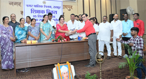 भारतीय संस्कृति में शिक्षकों का सदैव सम्मान, नौनिहालों का भविष्य गढ़ने का कार्य करते है- महापौर मीनल चौबे भारतीय संस्कृति में शिक्षकों का सदैव सम्मान, नौनिहालों का भविष्य गढ़ने का कार्य करते है- महापौर मीनल चौबे