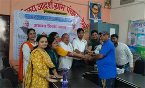 आवास दिवस पर डमरू लाल ध्रुव का आवास का सपना हुआ पूरा, किया गया सम्मानित आवास दिवस पर डमरू लाल ध्रुव का आवास का सपना हुआ पूरा, किया गया सम्मानित