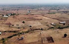 आदिवासी जमीन के बेनामी खेल पर शिकंजा, नौकर-रिश्तेदार के नाम खरीदी गई जमीनों की होगी जांच आदिवासी जमीन के बेनामी खेल पर शिकंजा, नौकर-रिश्तेदार के नाम खरीदी गई जमीनों की होगी जांच