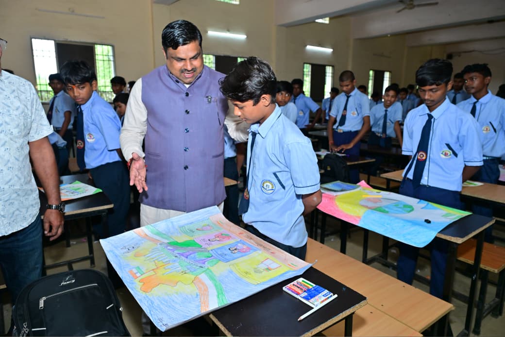 विद्यार्थियों ने बनाई विकसित भारत की सुंदर तस्वीर, स्कूल शिक्षा मंत्री गजेन्द्र यादव ने बढ़ाया बच्चों का उत्साह विद्यार्थियों ने बनाई विकसित भारत की सुंदर तस्वीर, स्कूल शिक्षा मंत्री गजेन्द्र यादव ने बढ़ाया बच्चों का उत्साह