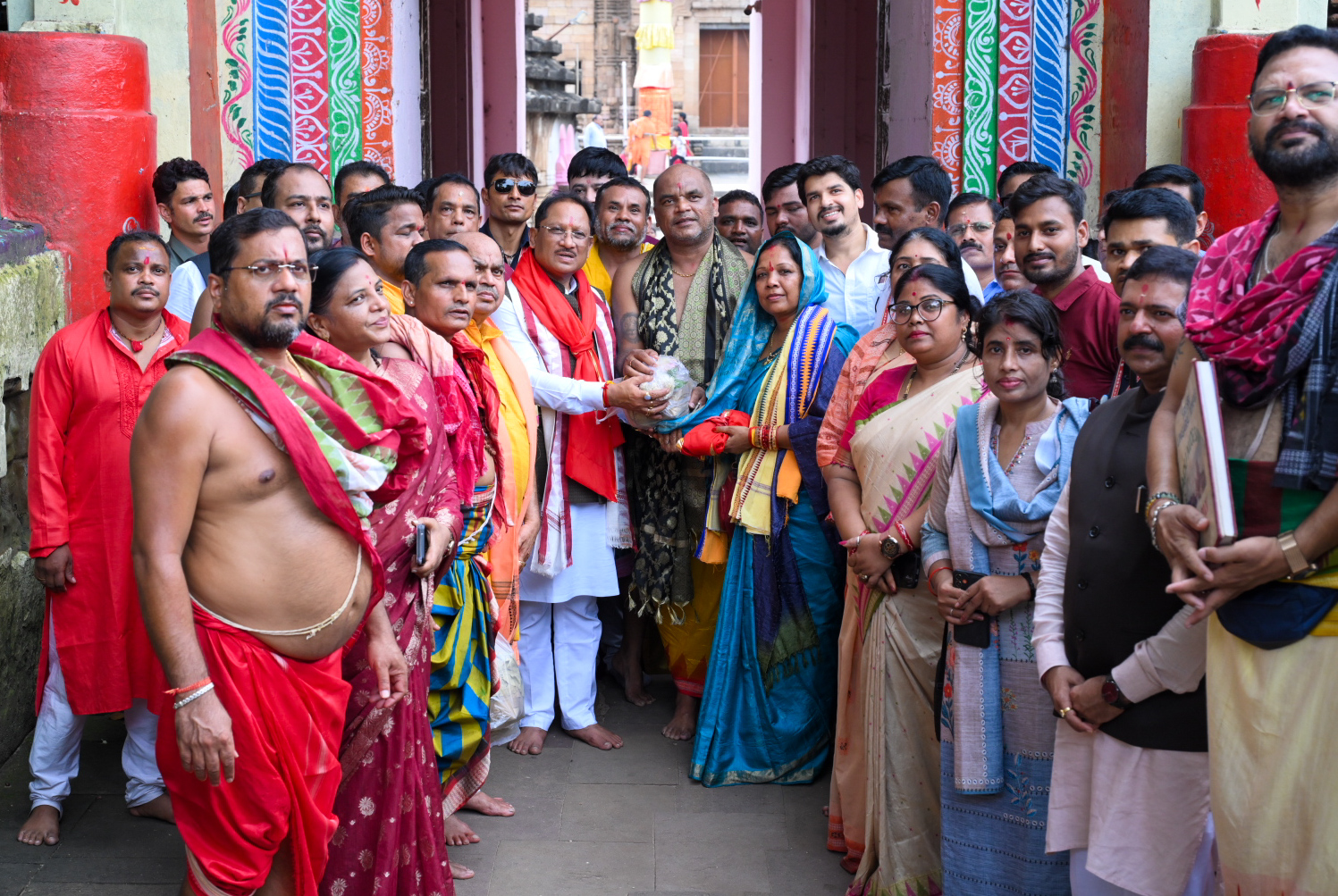 भगवान लिंगराज के दर्शन कर मुख्यमंत्री साय ने की प्रदेश की सुख-समृद्धि और खुशहाली की कामना भगवान लिंगराज के दर्शन कर मुख्यमंत्री साय ने की प्रदेश की सुख-समृद्धि और खुशहाली की कामना