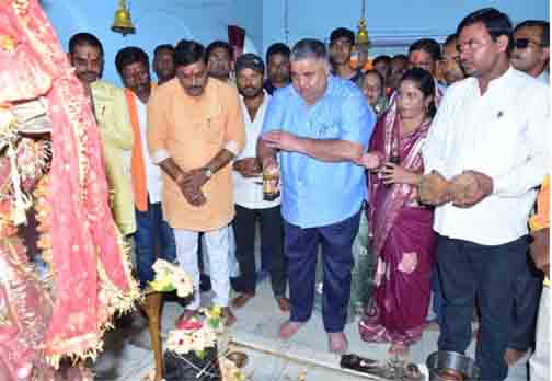 मंत्री राजेश अग्रवाल ने कवर्धा में सिद्धेश्वर महादेव और संकट मोचन हनुमान मंदिर में की पूजा-अर्चना मंत्री राजेश अग्रवाल ने कवर्धा में सिद्धेश्वर महादेव और संकट मोचन हनुमान मंदिर में की पूजा-अर्चना