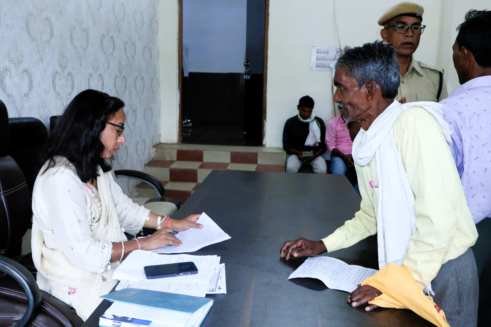 कलेक्टर जनदर्शन में सुनी गई आम लोगों की समस्याएं, हुआ निराकरण कलेक्टर जनदर्शन में सुनी गई आम लोगों की समस्याएं, हुआ निराकरण