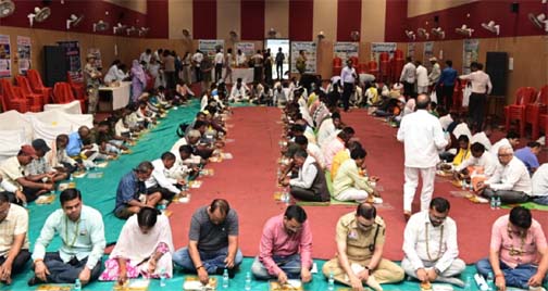 नेवता भोज में दिखी सामाजिक समरसता की मिसाल, एक साथ बैठे बैगा पुजारी, जनप्रतिनिधि और अधिकारी नेवता भोज में दिखी सामाजिक समरसता की मिसाल, एक साथ बैठे बैगा पुजारी, जनप्रतिनिधि और अधिकारी