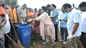 स्वच्छता की शपथ लेकर छठ घाट पर उतरे जनप्रतिनिधि, अधिकारी और नागरिक, दिया जनभागीदारी का संदेश स्वच्छता की शपथ लेकर छठ घाट पर उतरे जनप्रतिनिधि, अधिकारी और नागरिक, दिया जनभागीदारी का संदेश