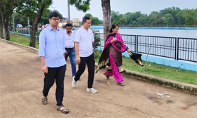 निगम आयुक्त ने महादेवघाट के समीप विसर्जन कुंड सहित अन्य प्रशासनिक व्यवस्थाओ का किया निरीक्षण निगम आयुक्त ने महादेवघाट के समीप विसर्जन कुंड सहित अन्य प्रशासनिक व्यवस्थाओ का किया निरीक्षण