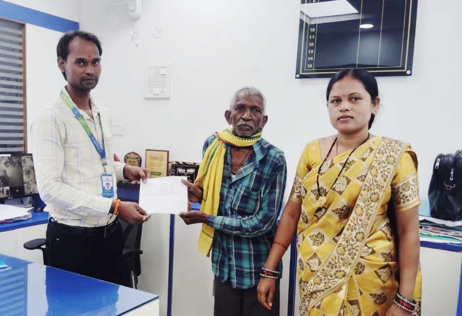 436 रुपए के सुरक्षा कवच से मिला 2 लाख रूपए का सहारा 436 रुपए के सुरक्षा कवच से मिला 2 लाख रूपए का सहारा