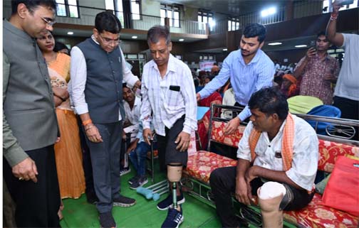 बलौदाबाजार में राजस्व मंत्री टंक राम वर्मा ने दिव्यांगजनों को बांटे सहायक उपकरण बलौदाबाजार में राजस्व मंत्री टंक राम वर्मा ने दिव्यांगजनों को बांटे सहायक उपकरण