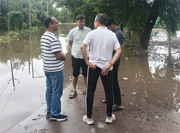 आयुक्त ने महादेवघाट के समीप विसर्जन कुण्ड में जलभराव क्षेत्र का किया निरीक्षण आयुक्त ने महादेवघाट के समीप विसर्जन कुण्ड में जलभराव क्षेत्र का किया निरीक्षण