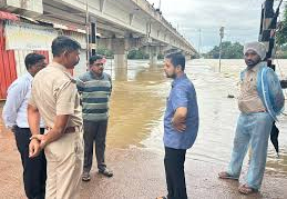 शिवनाथ नदी में बढ़ते जलस्तर को देखते हुए गणेश प्रतिमा विसर्जन पर फिलहाल रोक शिवनाथ नदी में बढ़ते जलस्तर को देखते हुए गणेश प्रतिमा विसर्जन पर फिलहाल रोक
