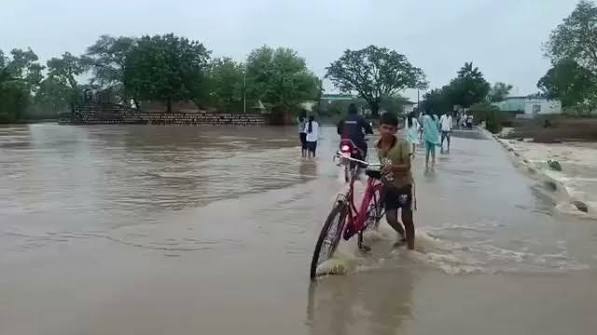 बाढ़ प्रभावित परिवारों को सुरक्षित स्थान पर पहुंचाकर उपलब्ध कराई गई आवश्यक सहायता बाढ़ प्रभावित परिवारों को सुरक्षित स्थान पर पहुंचाकर उपलब्ध कराई गई आवश्यक सहायता