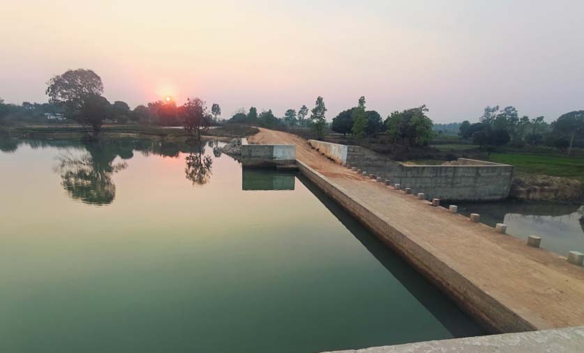 सेवा की कहानी: ग्रामीणों की मांग पर बना सकालो मुरना बांध, जल संकट से मिली राहत और 45 हेक्टेयर खेती को मिला पानी सेवा की कहानी: ग्रामीणों की मांग पर बना सकालो मुरना बांध, जल संकट से मिली राहत और 45 हेक्टेयर खेती को मिला पानी