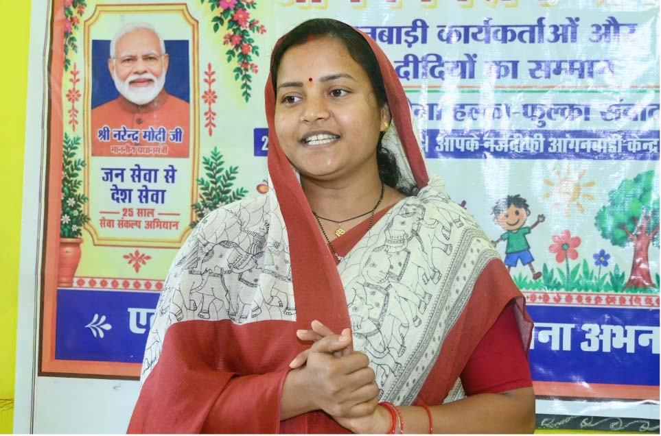 मंत्री लक्ष्मी राजवाड़े ने आंगनबाड़ी केंद्रों में बच्चों को कराया न्योता भोज, माताओं को भेंट किए मुनगा के पौधे मंत्री लक्ष्मी राजवाड़े ने आंगनबाड़ी केंद्रों में बच्चों को कराया न्योता भोज, माताओं को भेंट किए मुनगा के पौधे