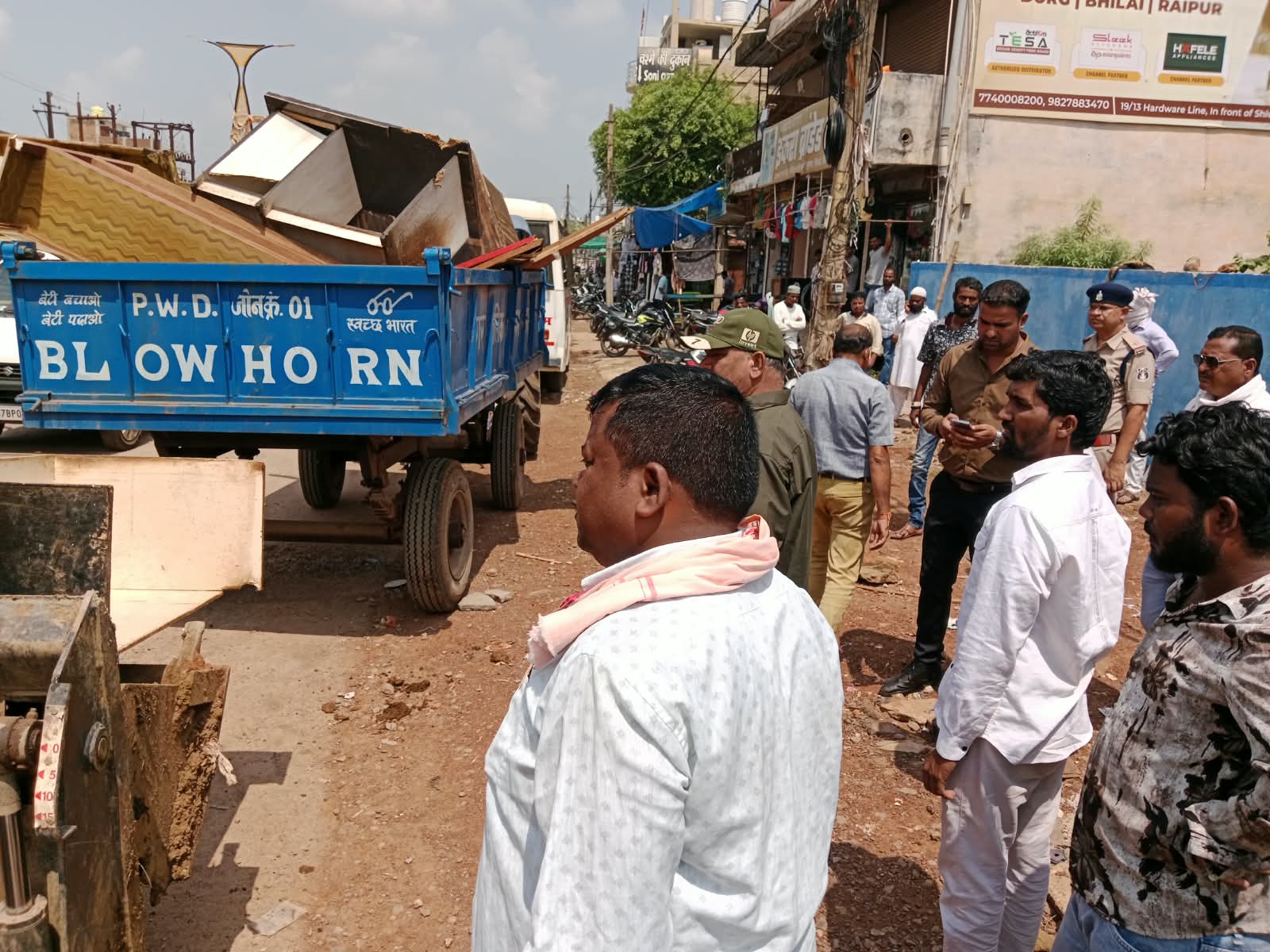 सड़क पर फर्नीचर रखकर व्यवसाय करने वालों पर निगम की कार्रवाई, सामान किया जब्त सड़क पर फर्नीचर रखकर व्यवसाय करने वालों पर निगम की कार्रवाई, सामान किया जब्त