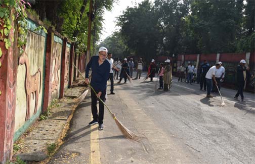 राज्यपाल श्री डेका ने गांधी जयंती पर की साफ-सफाई राज्यपाल श्री डेका ने गांधी जयंती पर की साफ-सफाई