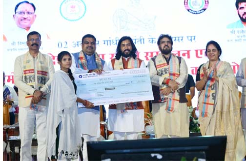 खादी और स्थानीय उत्पादों के अधिकाधिक उपयोग पर जोर - मंत्री गजेन्द्र यादव खादी और स्थानीय उत्पादों के अधिकाधिक उपयोग पर जोर - मंत्री गजेन्द्र यादव