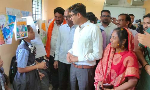 वित्त मंत्री ओ.पी. चौधरी ने पंचपारा में विद्यार्थियों की प्रतिभा को सराहा वित्त मंत्री ओ.पी. चौधरी ने पंचपारा में विद्यार्थियों की प्रतिभा को सराहा