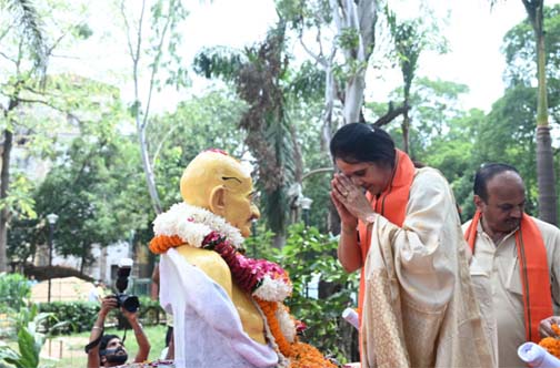 महात्मा गाँधी का जयन्ती पर महापौर मीनल चौबे और सभापति सूर्यकान्त राठौड़ ने किया सादर नमन महात्मा गाँधी का जयन्ती पर महापौर मीनल चौबे और सभापति सूर्यकान्त राठौड़ ने किया सादर नमन