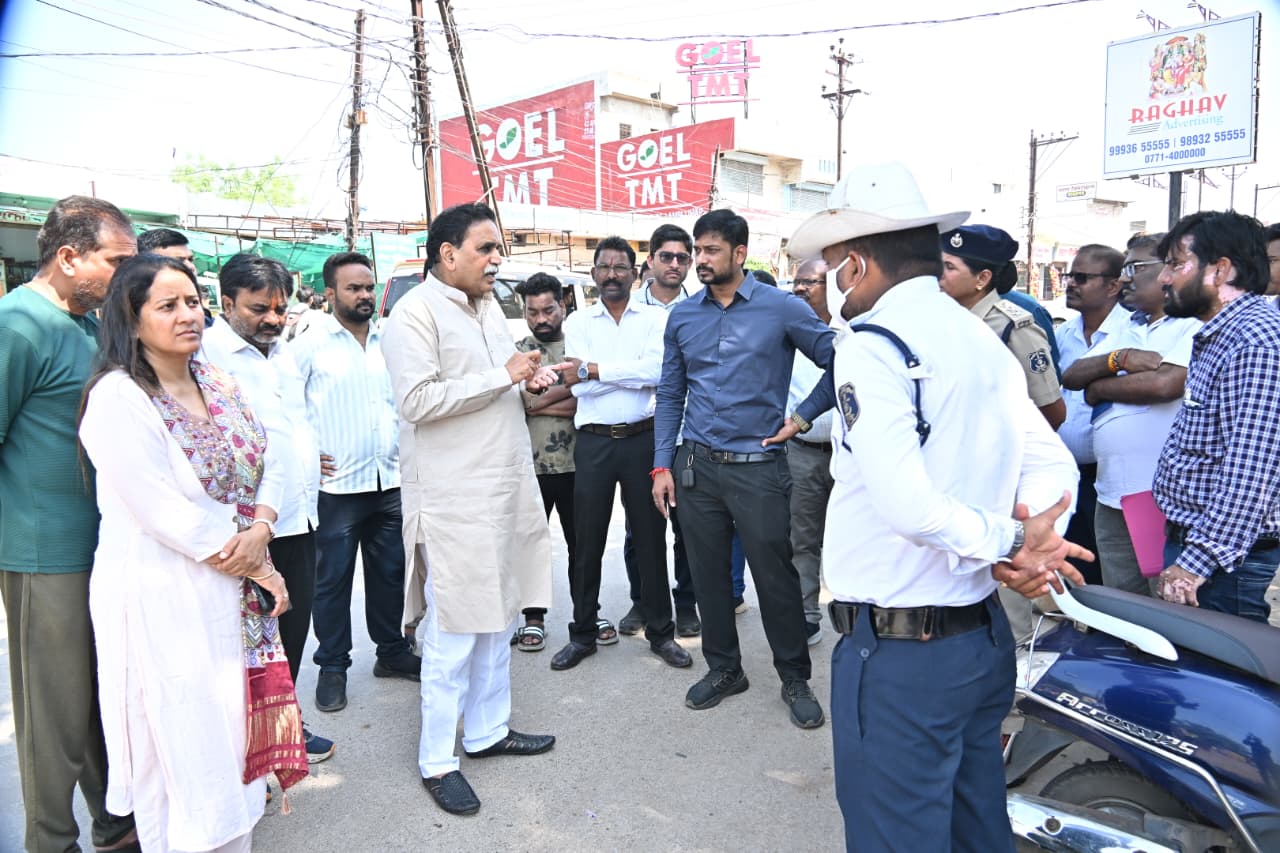महादेव घाट में 21 करोड़ की लागत से बनने वाली नवीन पुल से पहले सर्विस रोड तैयार करने के निर्देश महादेव घाट में 21 करोड़ की लागत से बनने वाली नवीन पुल से पहले सर्विस रोड तैयार करने के निर्देश