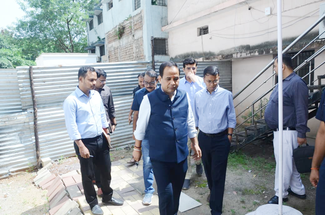 भारत निर्वाचन आयोग के निर्देश पर कलेक्टर डॉ गौरव सिंह ने किया ईवीएम एवं वीवीपीएटी वेयरहाउस का मासिक निरीक्षण भारत निर्वाचन आयोग के निर्देश पर कलेक्टर डॉ गौरव सिंह ने किया ईवीएम एवं वीवीपीएटी वेयरहाउस का मासिक निरीक्षण