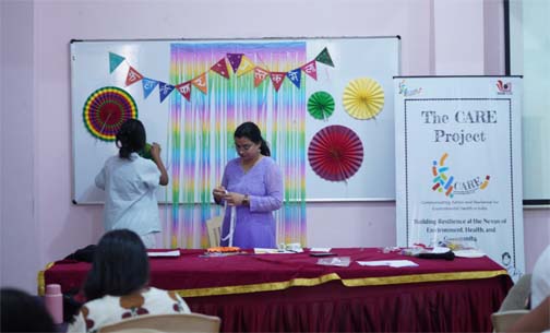 ‘कहानीकार’ कार्यशाला के दूसरे दिन कहानी, कला और किताबों से जुड़ी रचनात्मक गतिविधियों में शामिल हुए शिक्षक ‘कहानीकार’ कार्यशाला के दूसरे दिन कहानी, कला और किताबों से जुड़ी रचनात्मक गतिविधियों में शामिल हुए शिक्षक