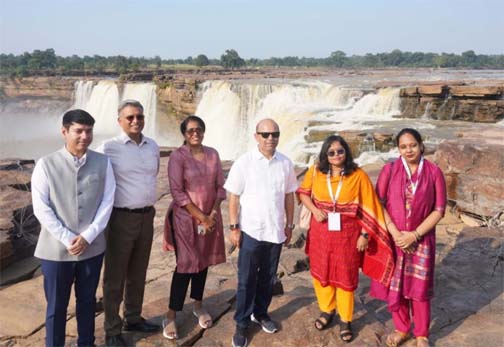 चित्रकोट की खूबसूरती और बस्तर की लोक-संस्कृति ने मोहा देशभर से आए अधिकारियों का मन चित्रकोट की खूबसूरती और बस्तर की लोक-संस्कृति ने मोहा देशभर से आए अधिकारियों का मन