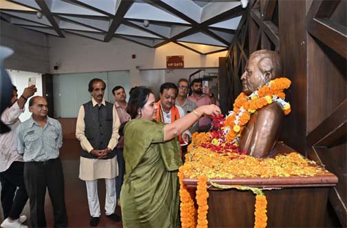 स्वतंत्रता संग्राम सेनानी स्व. कमल नारायण शर्मा का जयन्ती पर महापौर मीनल चौबे ने किया सादर नमन स्वतंत्रता संग्राम सेनानी स्व. कमल नारायण शर्मा का जयन्ती पर महापौर मीनल चौबे ने किया सादर नमन