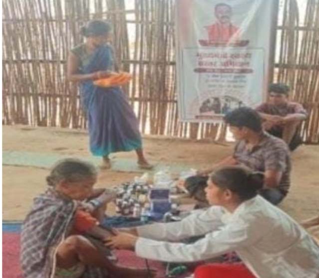 सेवा, समर्पण और जिजीविषा की मिसाल: सात बार नदियां पार कर स्वास्थ्य दल पहुंचा तुमेरादी सेवा, समर्पण और जिजीविषा की मिसाल: सात बार नदियां पार कर स्वास्थ्य दल पहुंचा तुमेरादी
