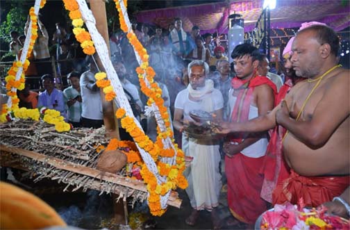 विश्व प्रसिद्ध बस्तर दशहरा पर्व मनाने के लिए अनुमति पूजा विधान में दिखी अपार उत्साह विश्व प्रसिद्ध बस्तर दशहरा पर्व मनाने के लिए अनुमति पूजा विधान में दिखी अपार उत्साह