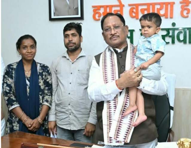 मुख्यमंत्री श्री साय की संवेदनशील पहल से दुर्लभ बीमारी से जूझ रहे 10 वर्षीय रिमोन के परिवार में जगी नई उम्मीद मुख्यमंत्री श्री साय की संवेदनशील पहल से दुर्लभ बीमारी से जूझ रहे 10 वर्षीय रिमोन के परिवार में जगी नई उम्मीद
