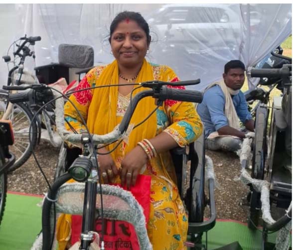 मोटराइज्ड ट्राइसाइकिल से वनदेवी की जिंदगी को मिले नए पंख, अब आसान होगी आवागमन की राह मोटराइज्ड ट्राइसाइकिल से वनदेवी की जिंदगी को मिले नए पंख, अब आसान होगी आवागमन की राह