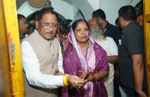 मुख्यमंत्री ने शिवरीनारायण में भगवान नर-नारायण के किए दर्शन, प्रदेशवासियों की सुख-समृद्धि और खुशहाली की कामना मुख्यमंत्री ने शिवरीनारायण में भगवान नर-नारायण के किए दर्शन, प्रदेशवासियों की सुख-समृद्धि और खुशहाली की कामना