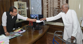 कलेक्टर ने रेडक्रॉस सोसायटी से बुधराम साहू को 5 हजार की आर्थिक सहायता दी कलेक्टर ने रेडक्रॉस सोसायटी से बुधराम साहू को 5 हजार की आर्थिक सहायता दी