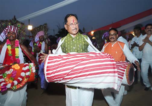 आदिवासी समाज का इतिहास गौरवशाली, हमारी संस्कृति और प्रकृति संरक्षण की परंपरा पूरे देश के लिए प्रेरणा : मुख्यमंत्री आदिवासी समाज का इतिहास गौरवशाली, हमारी संस्कृति और प्रकृति संरक्षण की परंपरा पूरे देश के लिए प्रेरणा : मुख्यमंत्री