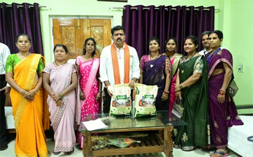 उप मुख्यमंत्री विजय शर्मा से मिलीं माँ दंतेश्वरी महिला किसान उत्पादक कंपनी की सदस्य उप मुख्यमंत्री विजय शर्मा से मिलीं माँ दंतेश्वरी महिला किसान उत्पादक कंपनी की सदस्य