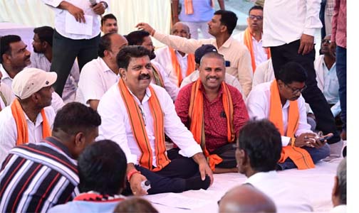 ग्रामीणों के बीच जमीन पर बैठकर उप मुख्यमंत्री ने किया आत्मीय संवाद ग्रामीणों के बीच जमीन पर बैठकर उप मुख्यमंत्री ने किया आत्मीय संवाद