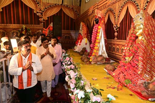 उप मुख्यमंत्री विजय शर्मा ने मां दुर्गा के चरणों में बैठकर सुनीं ग्रामीणों की समस्याएं उप मुख्यमंत्री विजय शर्मा ने मां दुर्गा के चरणों में बैठकर सुनीं ग्रामीणों की समस्याएं