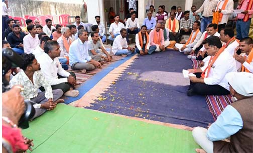 ’उपमुख्यमंत्री विजय शर्मा ने ग्राम लोहझरी में ग्रामीणों के बीच बैठकर किया सीधा संवाद’ ’उपमुख्यमंत्री विजय शर्मा ने ग्राम लोहझरी में ग्रामीणों के बीच बैठकर किया सीधा संवाद’